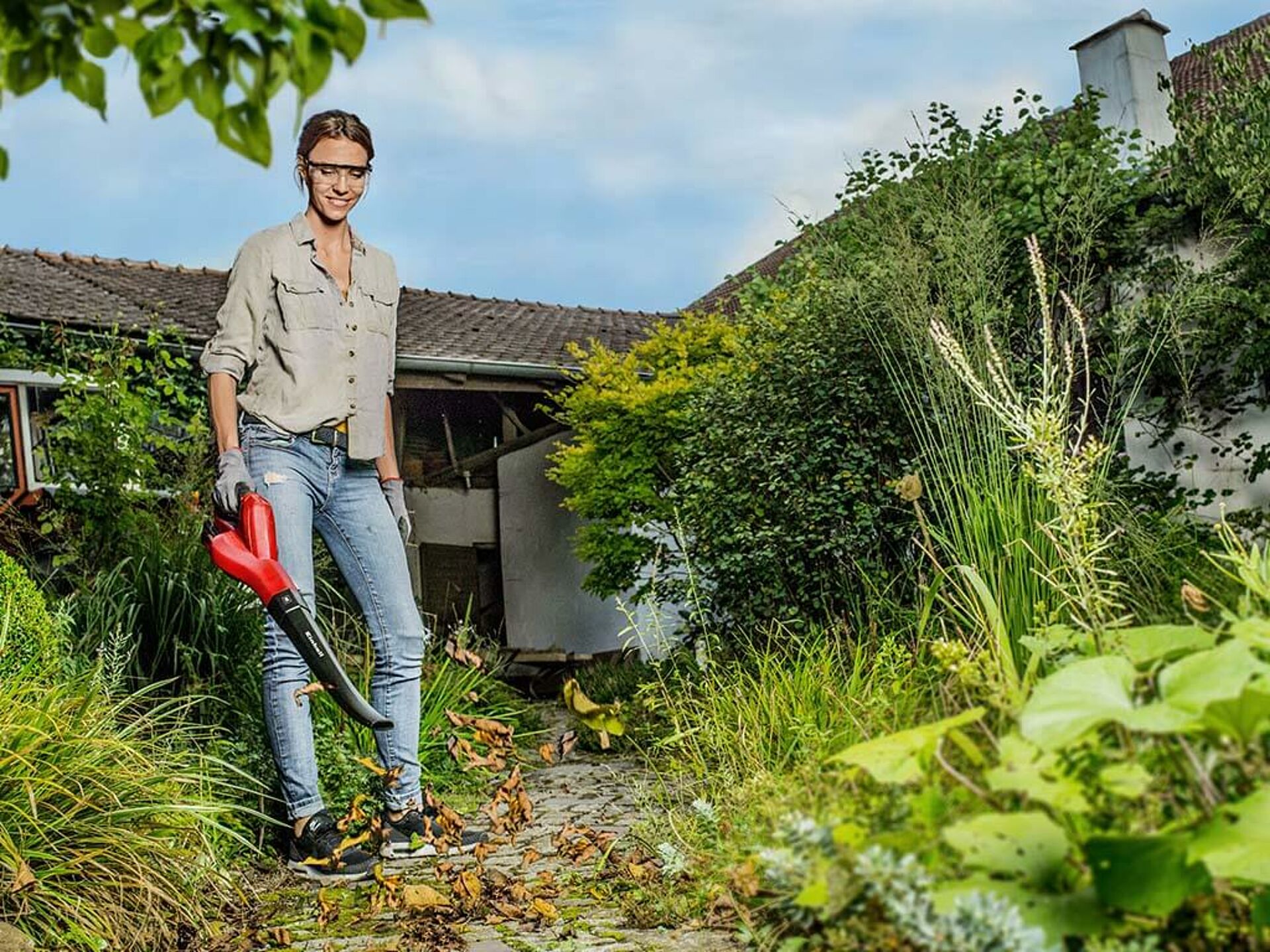 Sopladores de hojas inalámbricos soplador de hojas eléctrico inalámbrico de  mano en un jardín otoño trabajos de jardinería