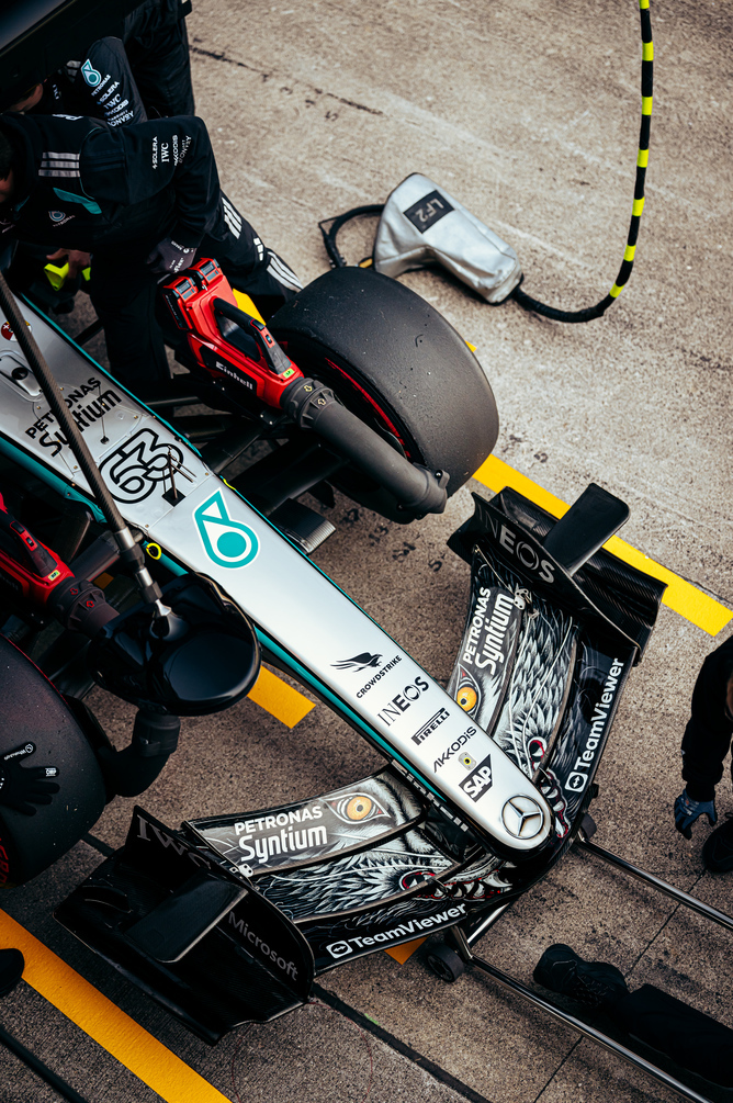 Vista superior de un coche F1 Mercedes en el garaje