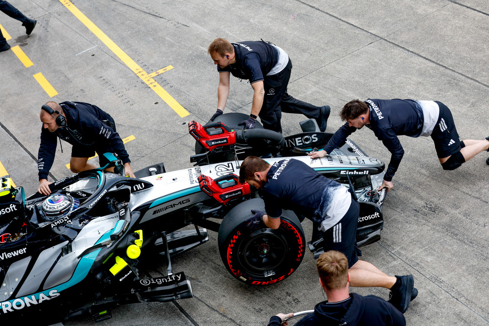 Equipo Mercedes cambiando neumáticos durante la carrera