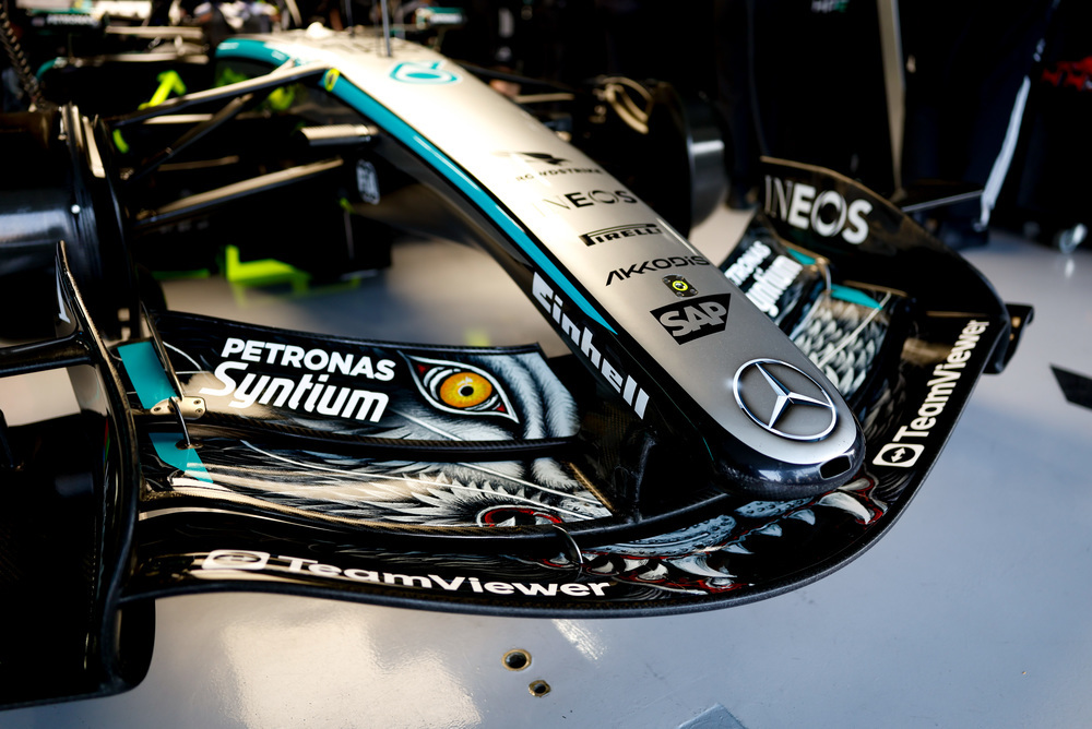 Primer plano de la parte frontal de un coche F1 Mercedes